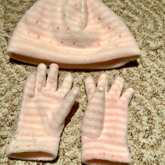 New Girls Gap Fleece hat and gloves - Picture 4 of 4
